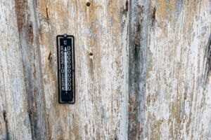 Thermometer on the wall: the NTC probe of a Junkers boiler measures the water temperature in a similar way