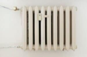 White heating radiator, part of the circuit that must circulate water to avoid error E9 in a Junkers boiler