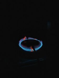 Blue gas flame on a burner: Junkers errors F7 and FA appear when the hob detects a flame unexpectedly